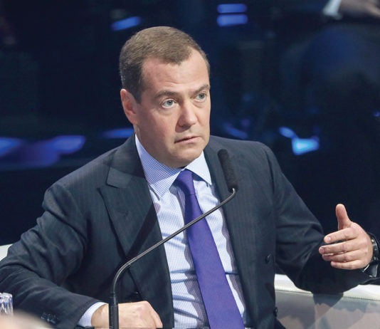 Низкоквалифицированным трудом должны заниматься роботы Дмитрий Медведев