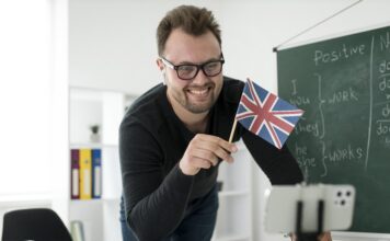 Английский лидирует, китайский наступает: россияне назвали самые полезные для карьеры иностранные языки