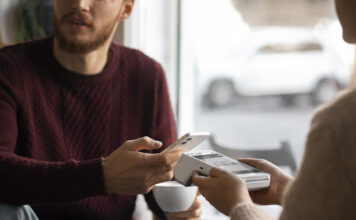 Исследователи оценили cashless effect в России